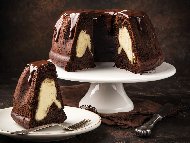 Рецепта Шоколадов кекс с пълнеж от крема сирене и шоколадова глазура